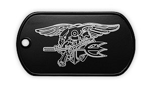Plaque militaire dog tag en acier noire gravée à la pointe diamant de l'insigne des Navy Seals