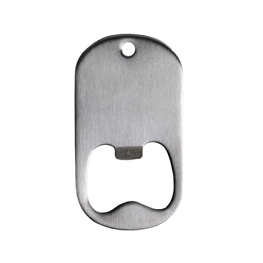 Ce pendentif décapsuleur en acier inoxydable a le format d'une plaque militaire dog tag (5 x 2.8 cm environ) et dispose d'un trou lui permettant d'être porté tel quel à l'ai