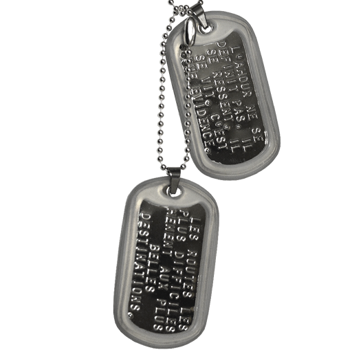Cet ID Tag comporte 2 plaques militaires Dog Tag en acier rectifié (brillant) à bords retournés. Elles sont personnalisables par embossage (lettres en relief). Elles sont serties 
