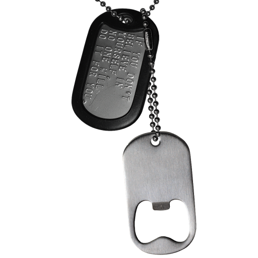Ce collier dispose d'une première plaque militaire en acier personnalisable par embossage (lettres en relief) et d'un silencieux noir. Le décapsuleur, ultra résistant, de 2.0 mm d